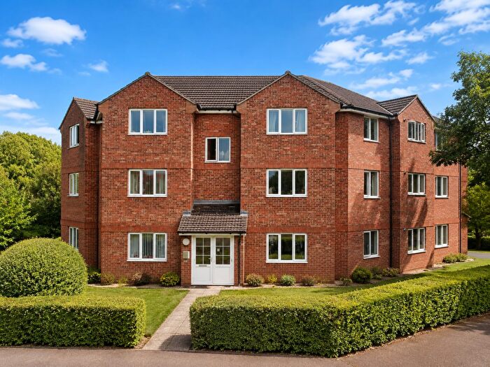 2 Bedroom Flat For Sale In Heathcroft, Welwyn Garden City, AL7