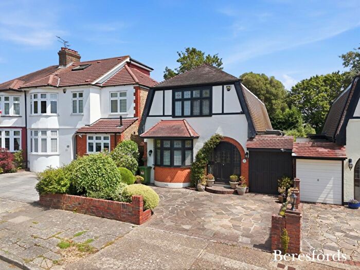 3 Bedroom Detached House For Sale In Hall Park Road, Upminster, RM14
