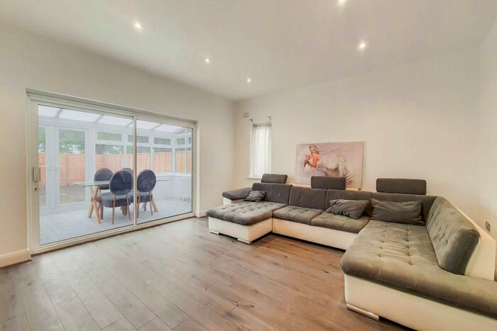 4 Bedroom Bungalow To Rent In St Thomas Drive, Pinner, HA5