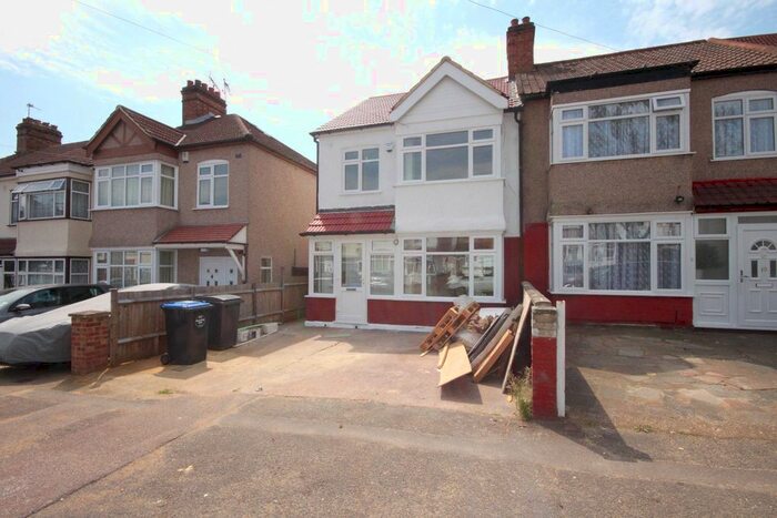4 Bedroom Semi-Detached House To Rent In Queensbury Road, London, NW9