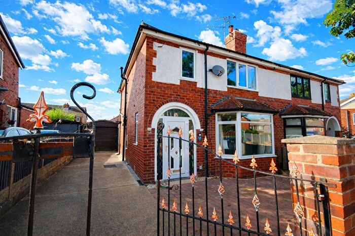 3 Bedroom Semi-Detached House For Sale In Carleton Crest, Pontefract, WF8
