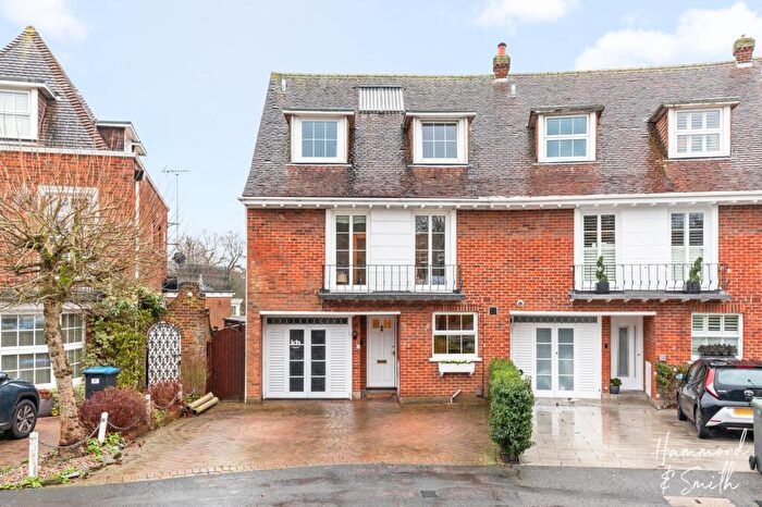 4 Bedroom End Of Terrace House For Sale In Theydon Grove, Epping, CM16