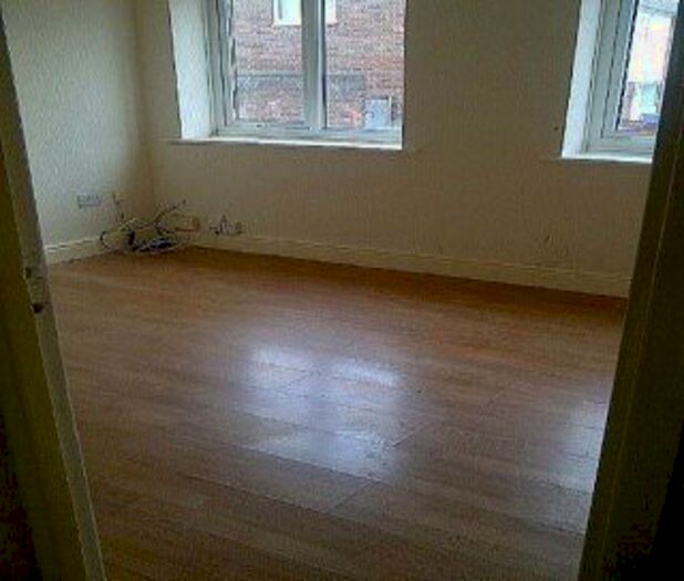 3 Bedroom Maisonette To Rent In Flat . Swindon Street, L5