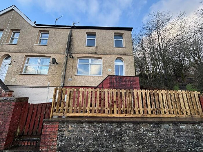 3 Bedroom Semi-Detached House To Rent In Hillside Avenue, Markham, NP12