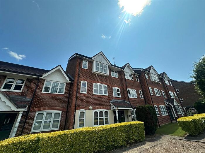 2 Bedroom Flat To Rent In Foxlands Close, Watford, WD25