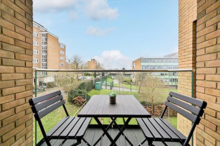 2 Bedroom Flat For Sale In Pipit Drive, Putney, London, SW15