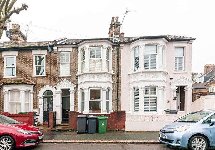 2 Bedroom Flat To Rent In Steele Road, Leytonstone, E11