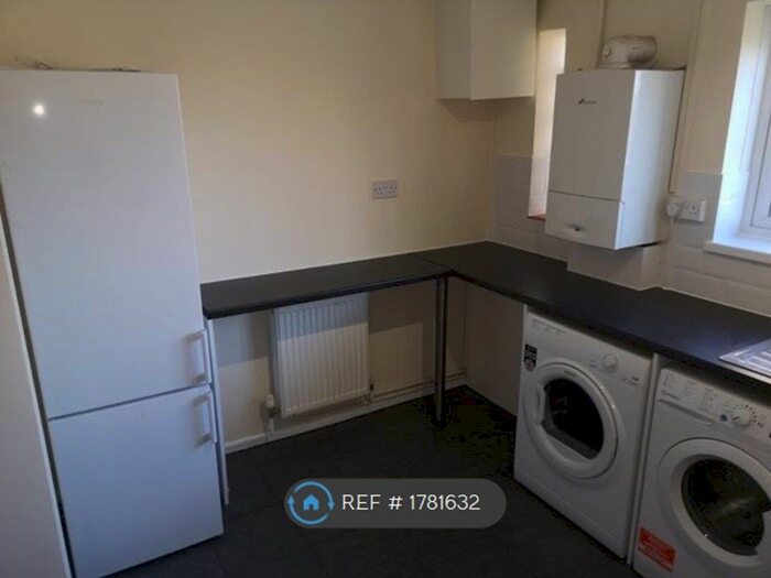 3 Bedroom Flat To Rent In Acacia Avenue, Colchester, CO4