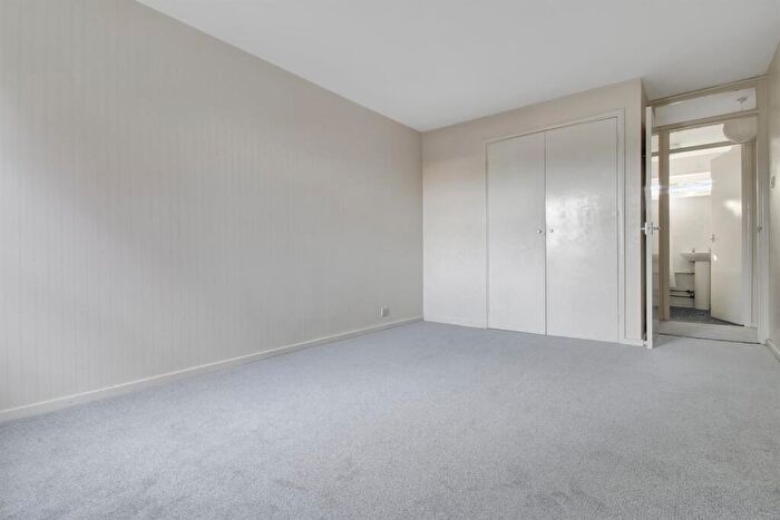 2 Bedroom Flat To Rent In Bedroom Flat In Chichester, PO19