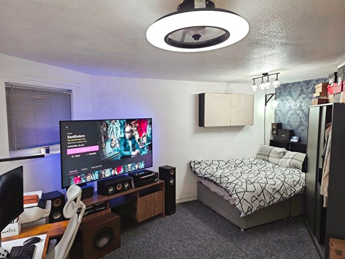 Studio For Sale In Dalewood Gardens, Crawley, RH10