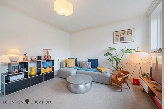2 Bedroom Flat For Sale In Darville Road, London, N16