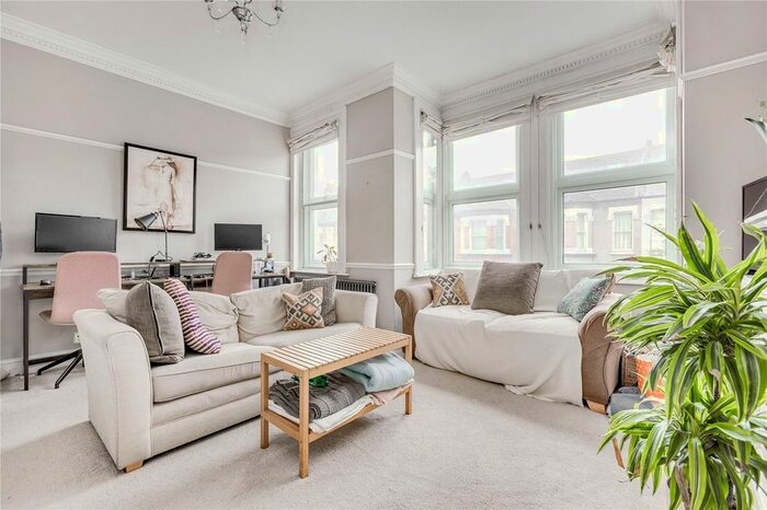 2 Bedroom Flat To Rent In Elspeth Road, Clapham Common, SW11