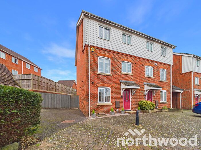 4 Bedroom Town House For Sale In Imperial Way, Singleton, Ashford, TN23