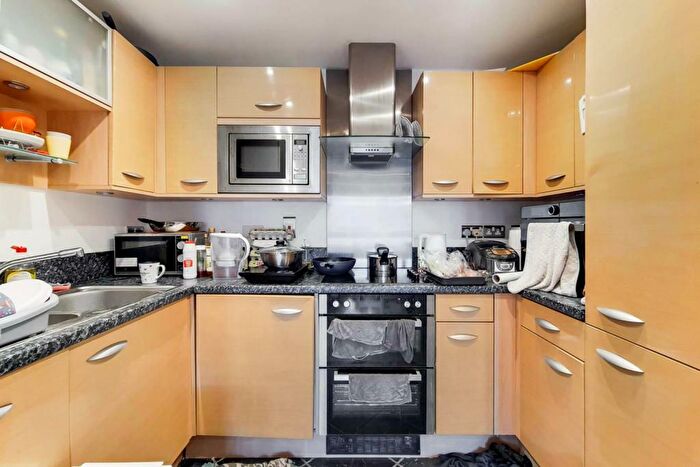 2 Bedroom Flat For Sale In Dartmouth House, KT2
