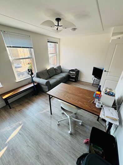 3 Bedroom Flat To Rent In Rita Road, London, SW8