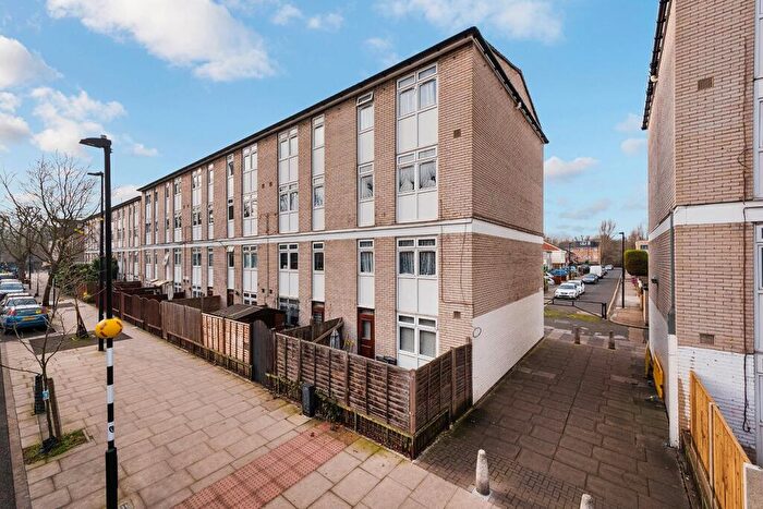 3 Bedroom Maisonette For Sale In Manchester Road, London, E14