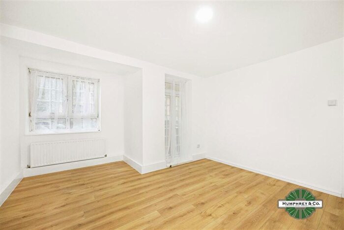3 Bedroom Flat To Rent In Pinchin Street, E1