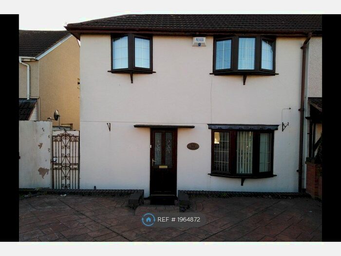 3 Bedroom Semi-Detached House To Rent In Attlee Road, Walsall, WS2