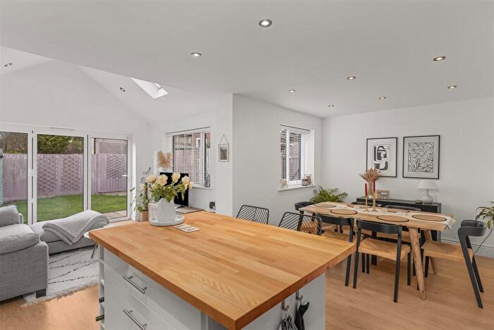 3 Bedroom Detached House For Sale In Creampot Close, Cropredy, OX17