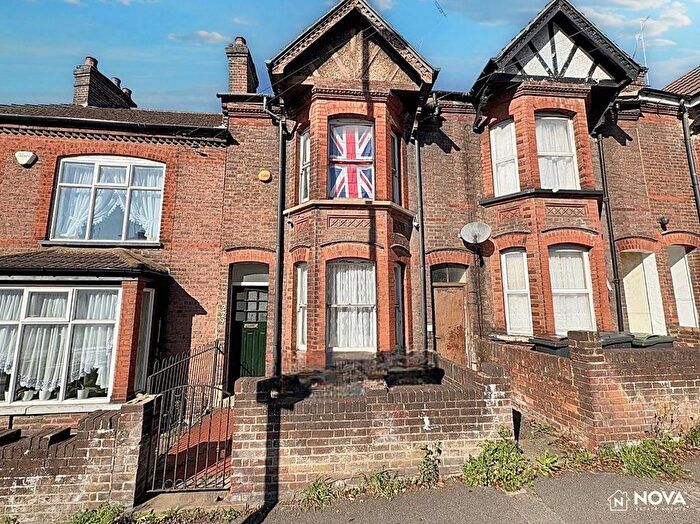 3 Bedroom Terraced House For Sale In Hitchin Road, Luton, LU2