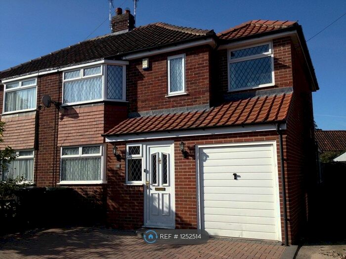 4 Bedroom Semi-Detached House To Rent In Brooklands, York YO10