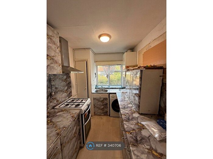 2 Bedroom Flat To Rent In Pembury Court, Hayes, UB3