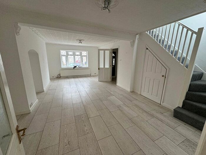 2 Bedroom Town House To Rent In Ivyhouse Road, Dagenham, RM9