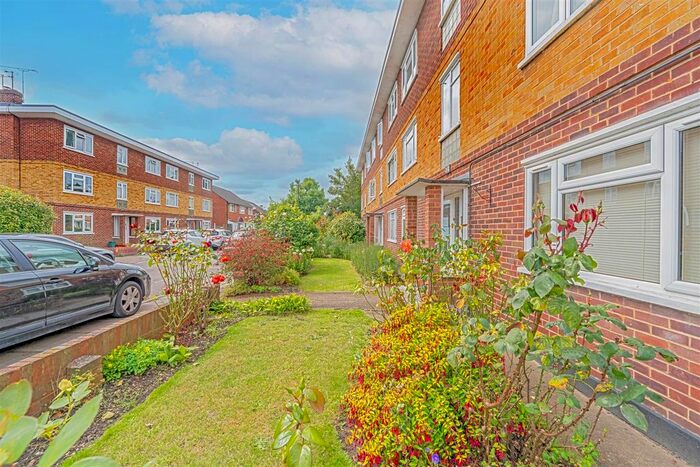 1 Bedroom Flat To Rent In Chelsea Close, Hampton Hill, Hampton, TW12