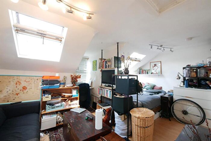 Studio To Rent In Somerfield Road, Finsbury Park, N4