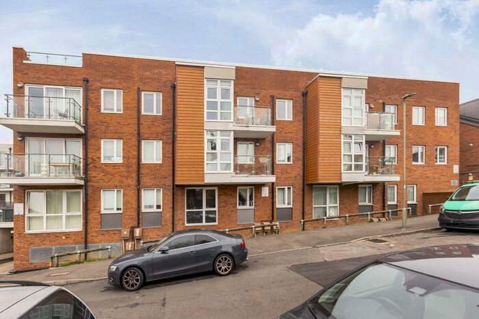 2 Bedroom Flat To Rent In Lankaster Gardens, London, N2