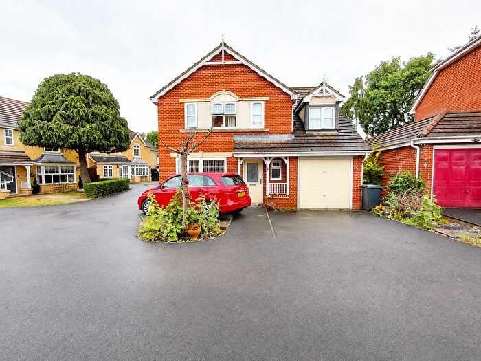 4 Bedroom Detached House For Sale In Hurworth Avenue, Slough, SL3