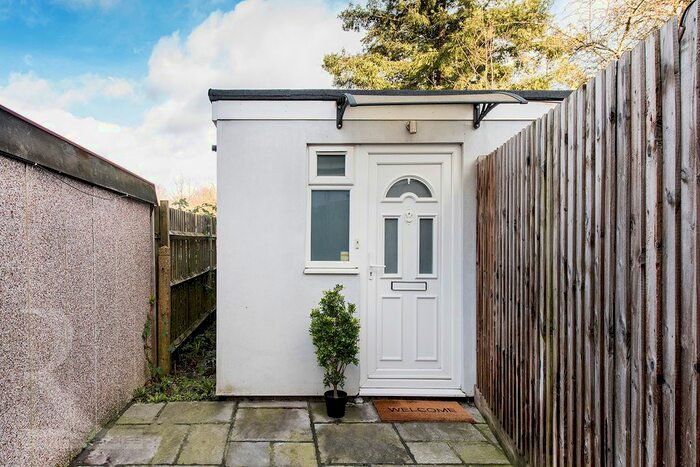 1 Bedroom Flat To Rent In Great North Way, Hendon / Mill Hill NW4