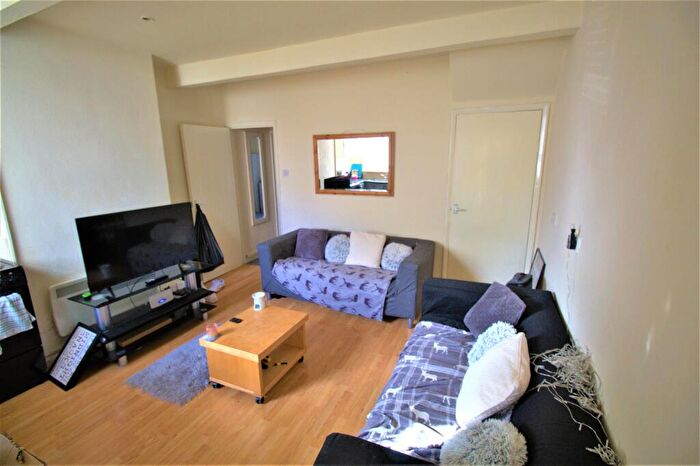 3 Bedroom Apartment To Rent In A Ecclesall Road, S11