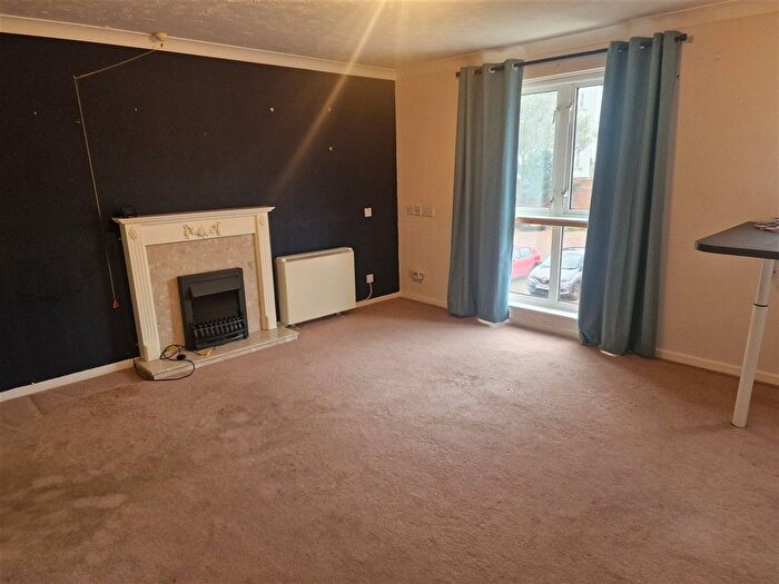 1 Bedroom Flat For Sale In Queens Parade, Cliftonville, Margate, Kent, CT9