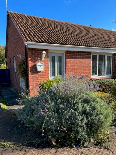 2 Bedroom Bungalow To Rent In Dean Close, Wollaton, Nottingham, NG8