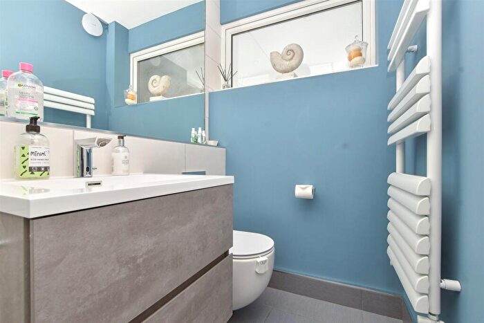 2 Bedroom End Of Terrace House For Sale In Lindbergh Road, Wallington, Surrey, SM6
