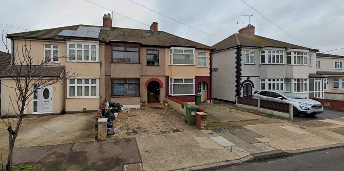 3 Bedroom Flat To Rent In Hubert Road, Rainham, RM13