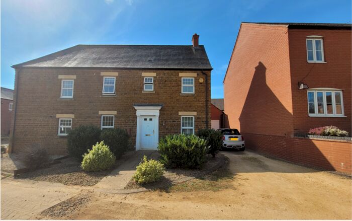 3 Bedroom Semi-Detached House To Rent In Chamomile Place, Banbury, Oxon, OX16