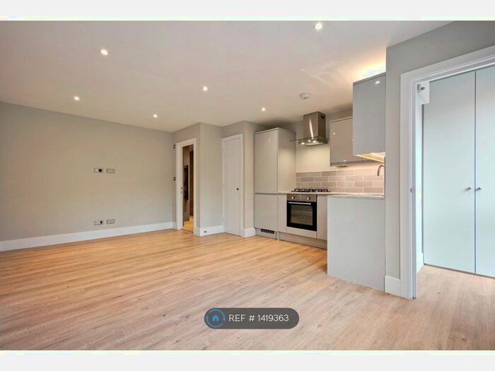 2 Bedroom Flat To Rent In Buckingham Place, High Wycombe, HP13