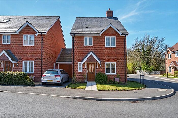 3 Bedroom Link Detached House For Sale In Gardenia Drive, Wrecclesham, Farnham, Surrey, GU10