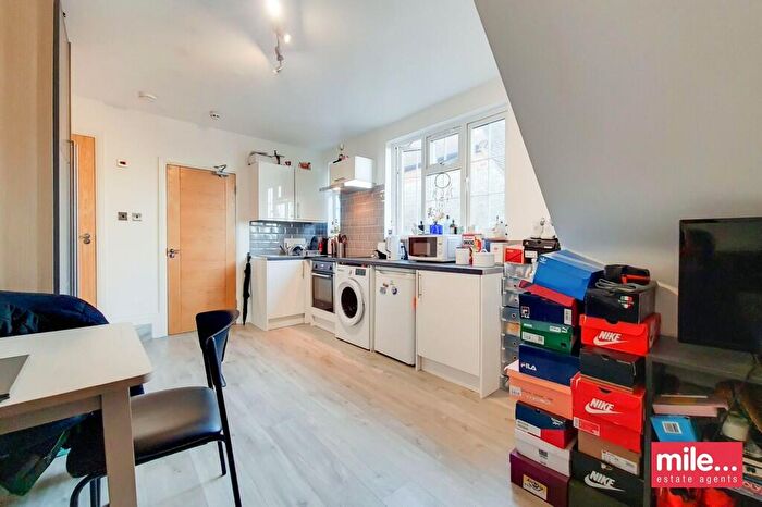 Studio To Rent In Golders Green, London, NW11