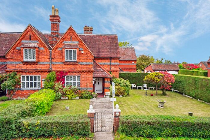 2 Bedroom Cottage For Sale In Oakley Green Road, Windsor, SL4