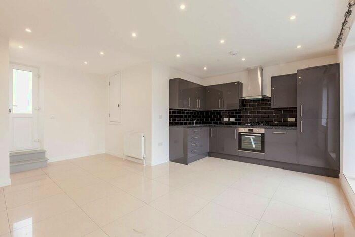 3 Bedroom Flat To Rent In Old Street, Shoreditch, London, EC1V