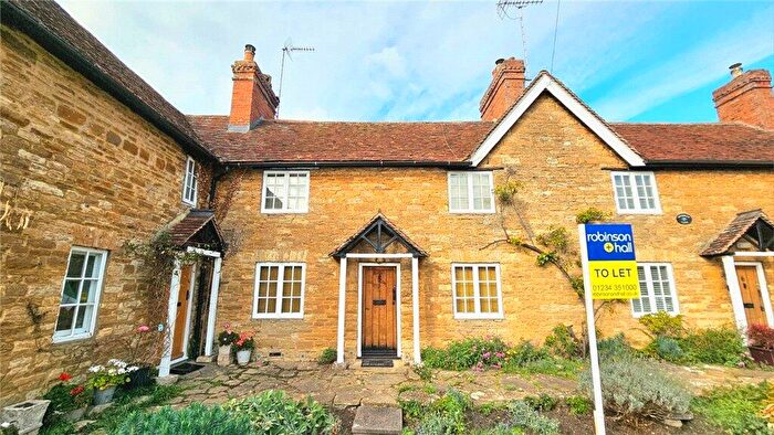 3 Bedroom Terraced House To Rent In Abbey Square, High Street, MK43