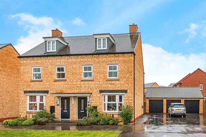 3 Bedroom Semi Detached House For Sale In Heron Drive, Witney, OX28