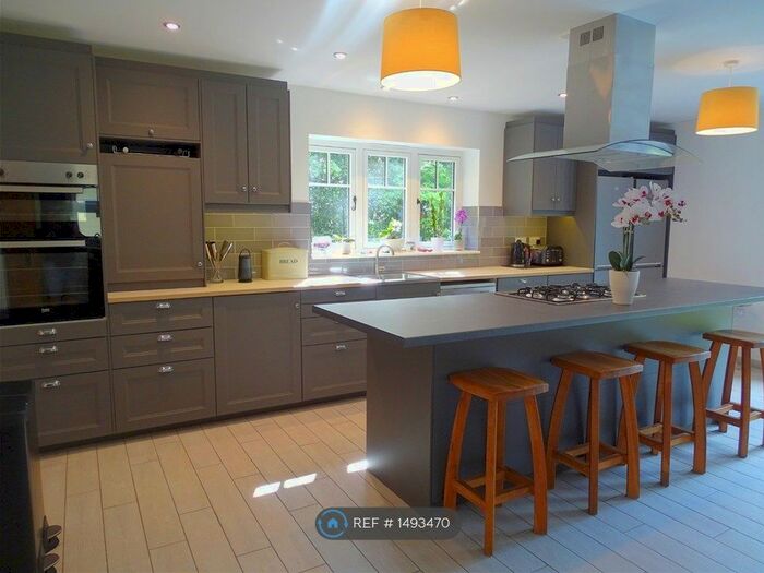 5 Bedroom Detached House To Rent In Honey Hill, Wokingham, RG40