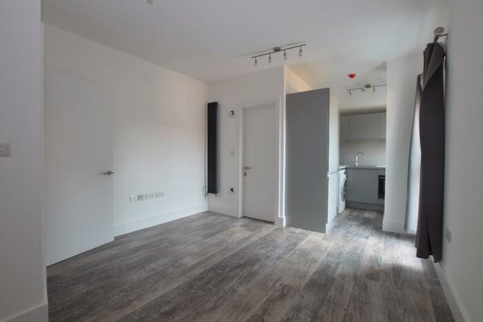 Apartment To Rent In Cedar Road, Sutton, Surrey, SM2