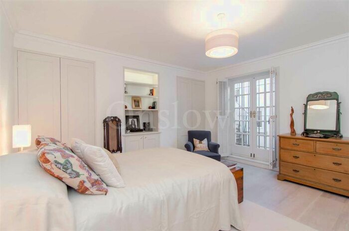 Studio To Rent In Bedford Gardens, London, W8
