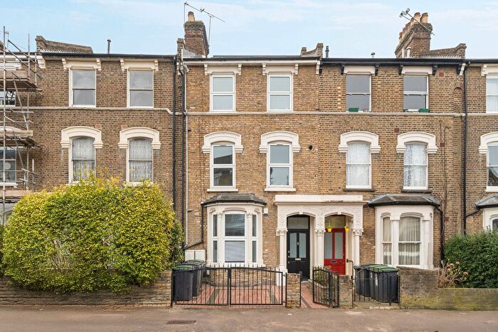 3 Bedroom Flat For Sale In Upper Tollington Park, London, N4