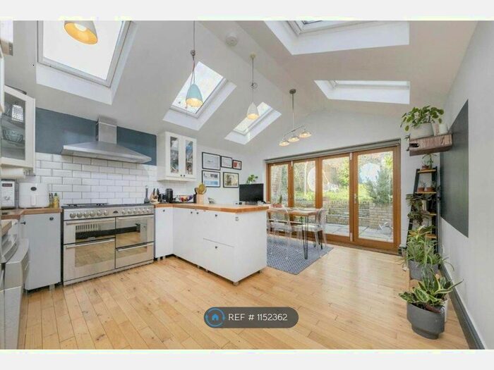 2 Bedroom Maisonette To Rent In Gleneldon Road, London, SW16